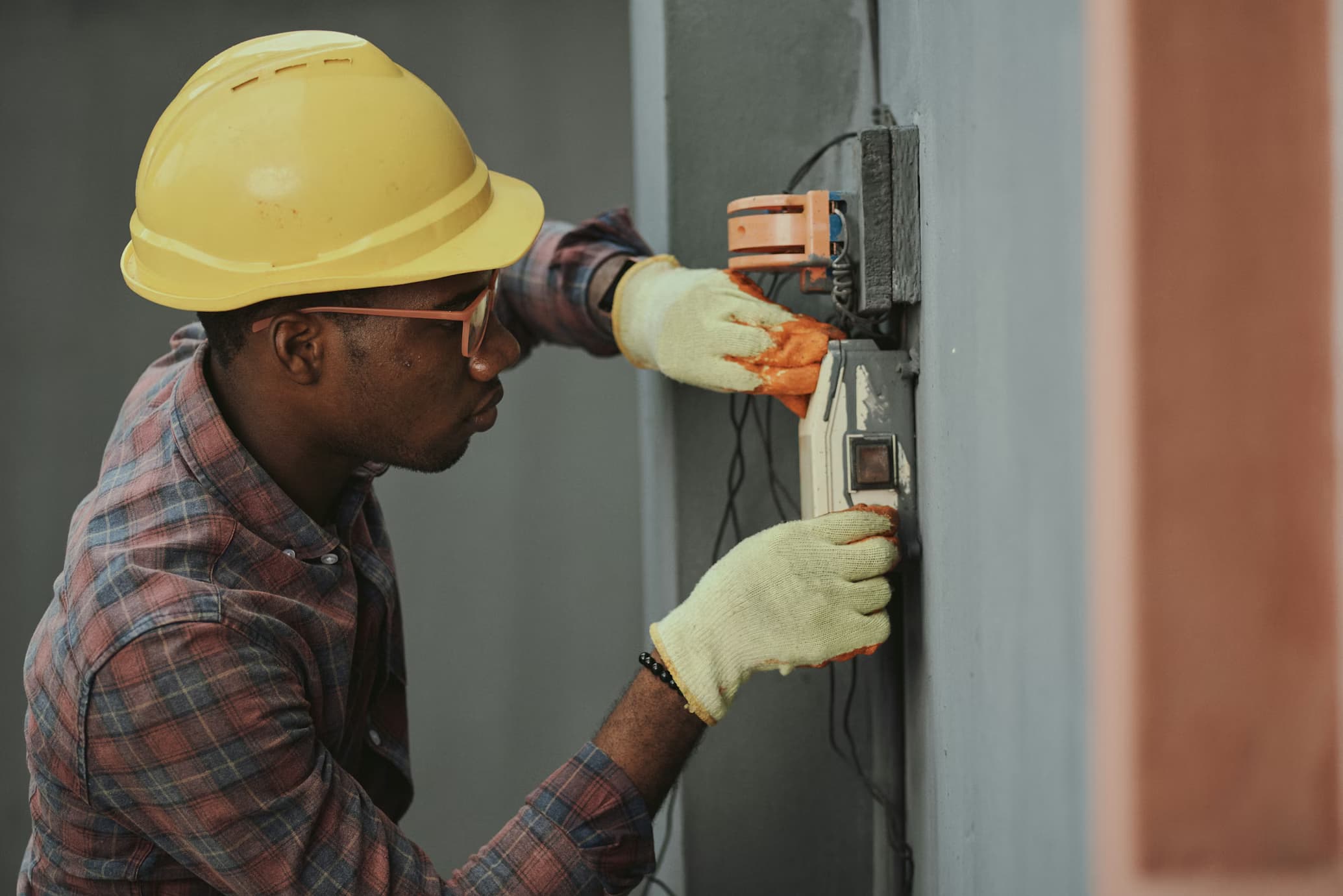 Electrician in Kuwait fixing electrical panel 24/7 service
